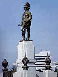 Statue of RAMA VI in front of Lumpini Park